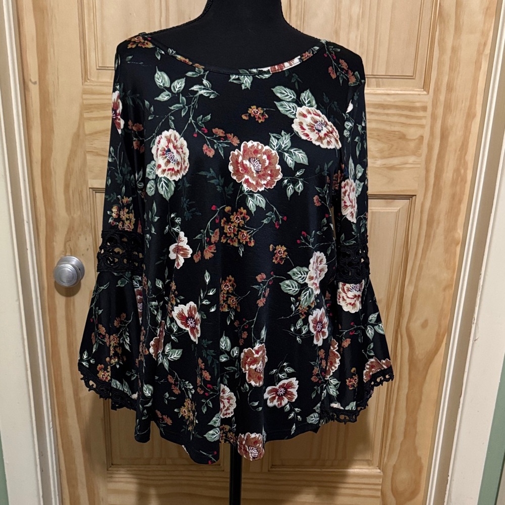 Floral Print Bell Sleeve Blouse with lace - Black